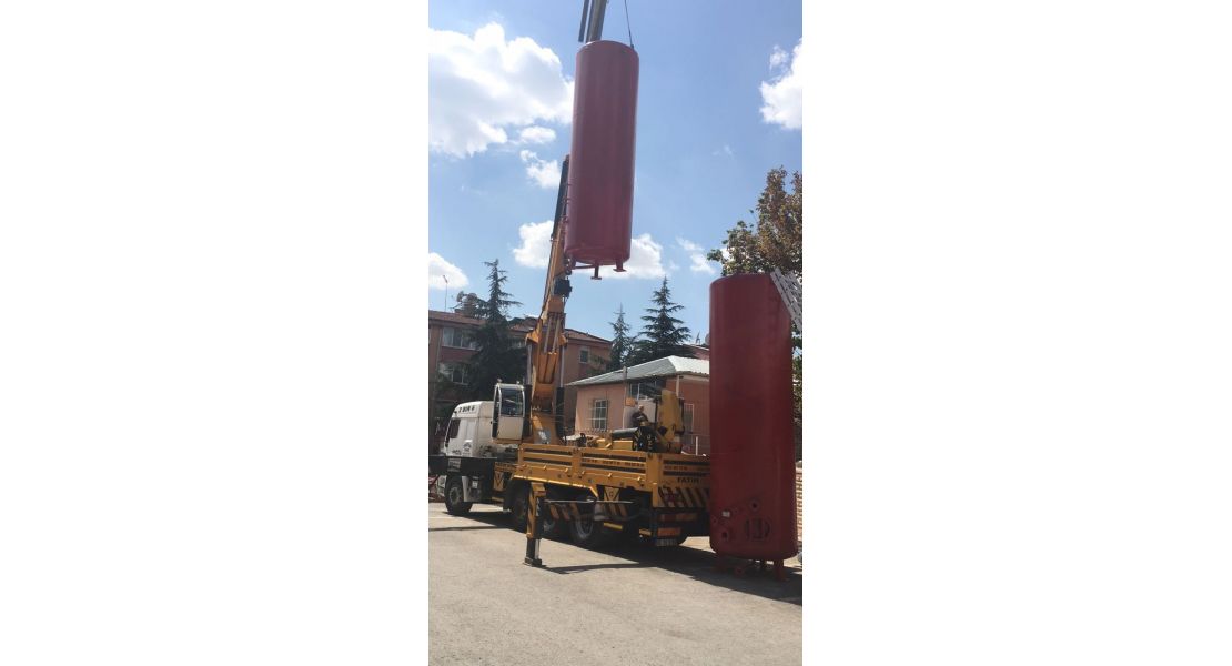 Dogal gaz tanklarının kaldırılması ve yerleştirilmesi İşini Yapan kiralık vinç