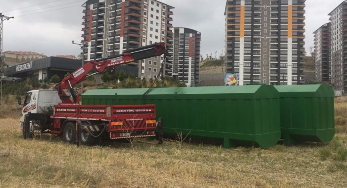 Ankara Batıkent Mebuskent sitesinde çöp imha tanklarının tır üzerinden indirilmesi ve yerleştirilmesi işini yapan kiralık vinç