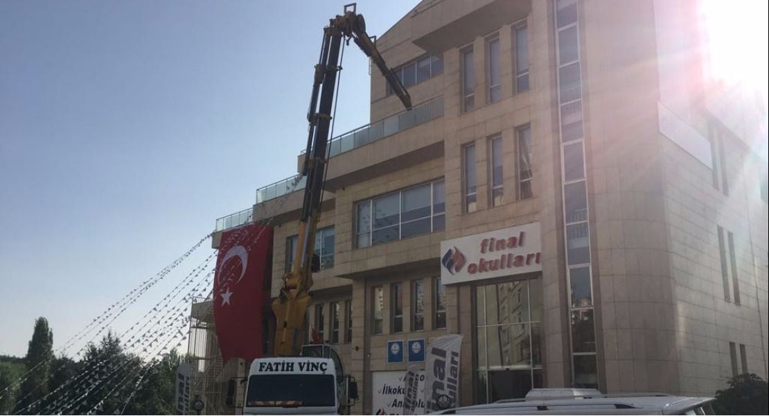 Ankara dikmen de final okullarının teras katına klima ünitelerinin atılması işini yapan kiralık 35 tonluk vinç