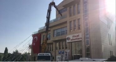 Ankara dikmen de final okullarının teras katına klima ünitelerinin atılması işini yapan kiralık 35 tonluk vinç.html